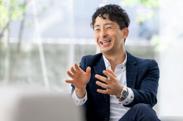 身振り手振りで話す笑顔のビジネスマン